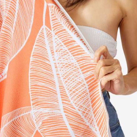 SUMMER & ROSE Outdoor Roundie - Picture 3 of 4